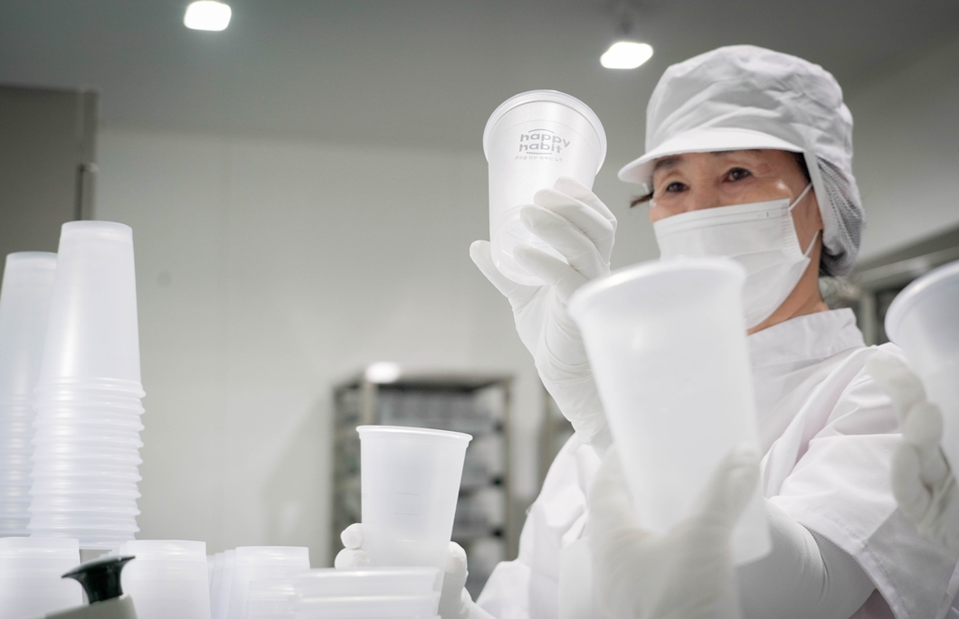 사진보도자료]SKT _AI_와 스타벅스 _환경소비_ 만났다… _일회용컵 없는 제주_ 본격 시동-5_pc(1)