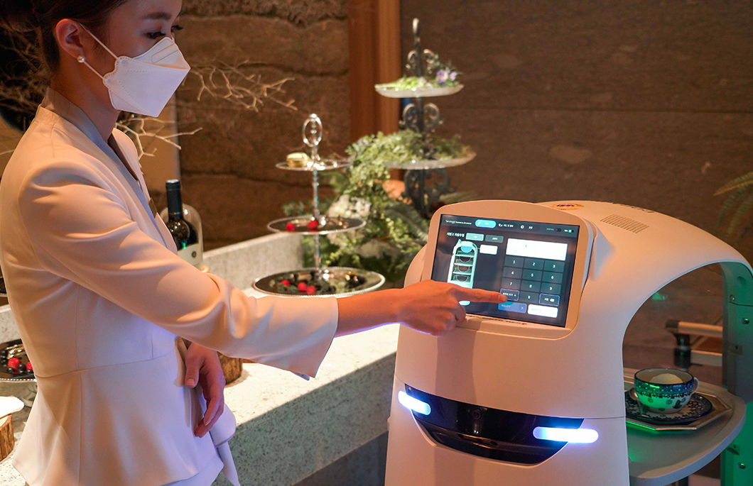 0627_SKT뉴스룸_AI서빙로봇_PC_04