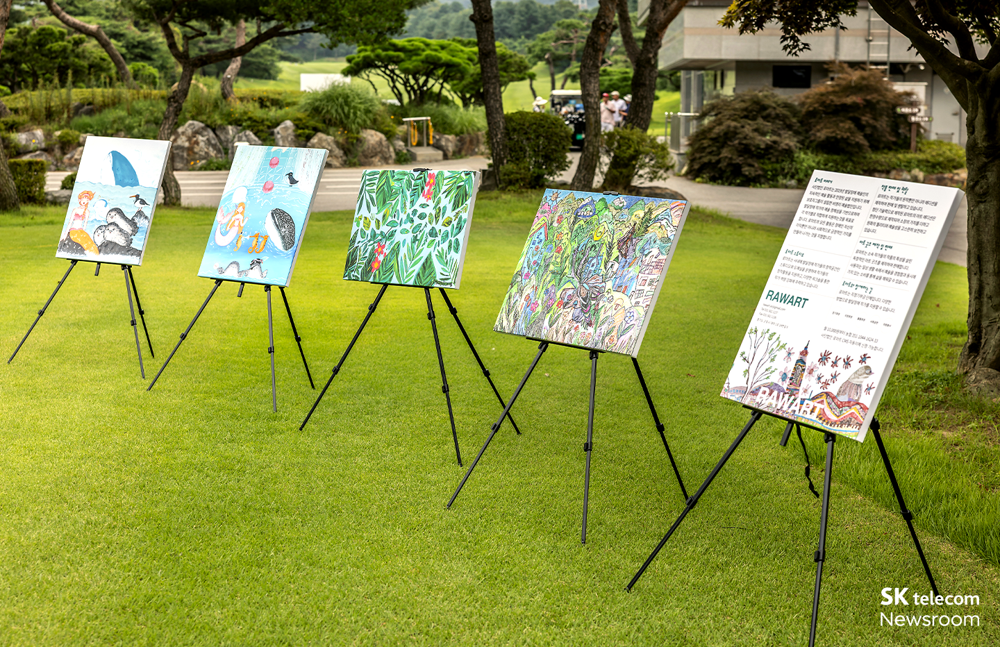 발달장애인으로 구성된 미술팀 RAWART의 미술 작품 전시.