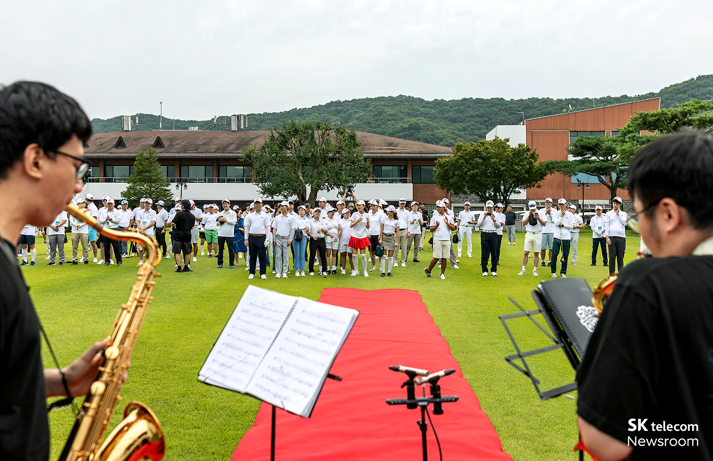 발달장애인 연주팀 드림위드앙상블이 개회식 축하 공연을 펼치고 있다. 