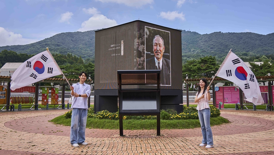 고화질로 복원한 독립운동가의 영상을 관람하고, 또렷하게 복원된 독립운동가의 육성을 들을 수 있는 LED 미디어큐브