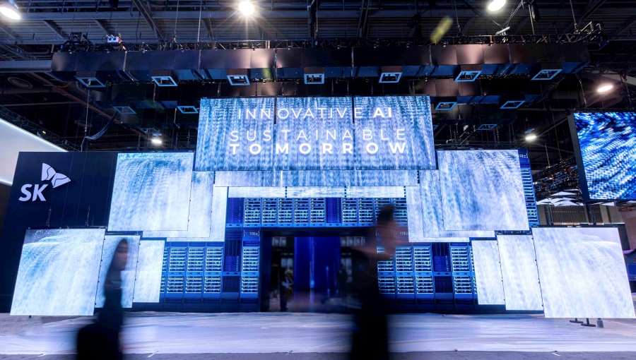 CES 2025 SK그룹 전시관 입구 정면에 설치된 혁신의 문