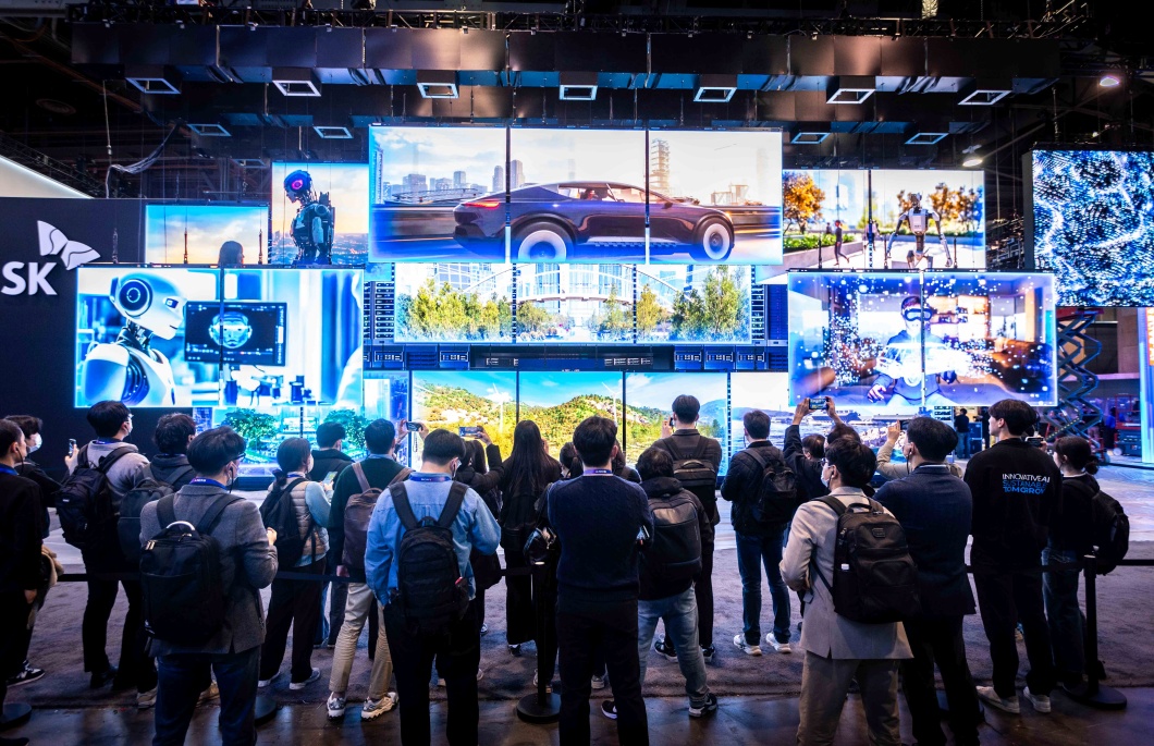 CES 2025 SK그룹 전시관 입구 정면에 설치된 혁신의 문