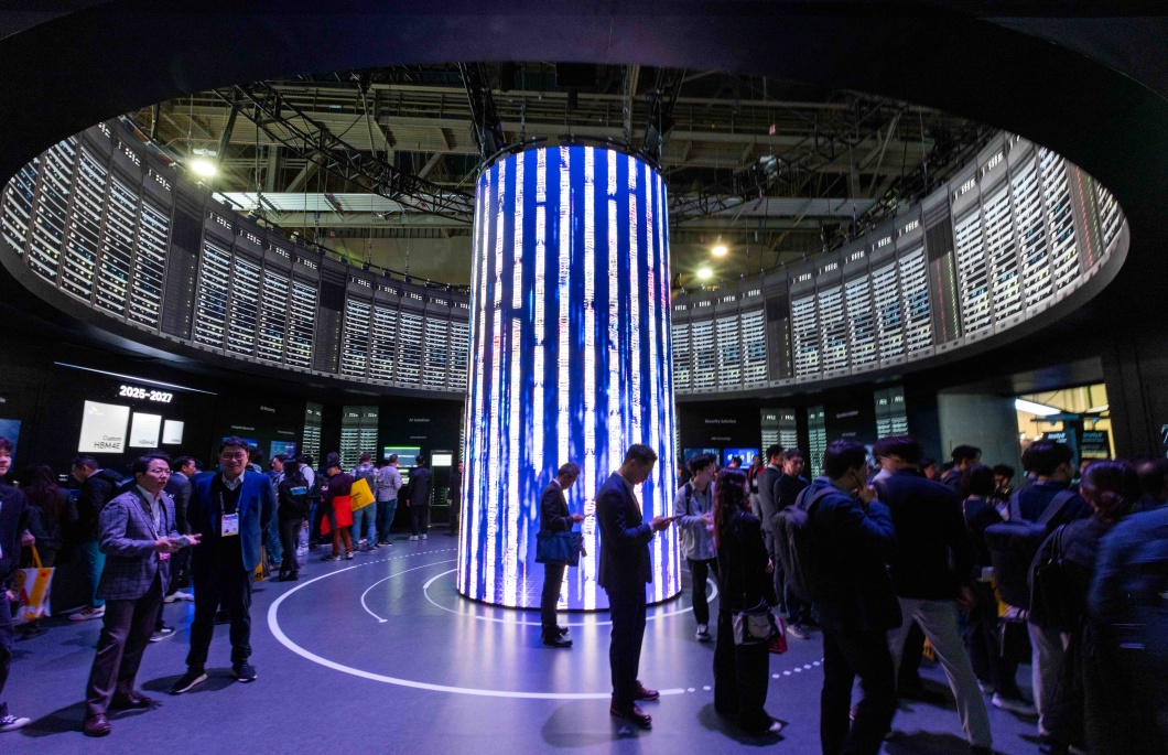 CES 2025 SK그룹 전시관 메인 전시 공간에 구현된 AI 데이터 센터