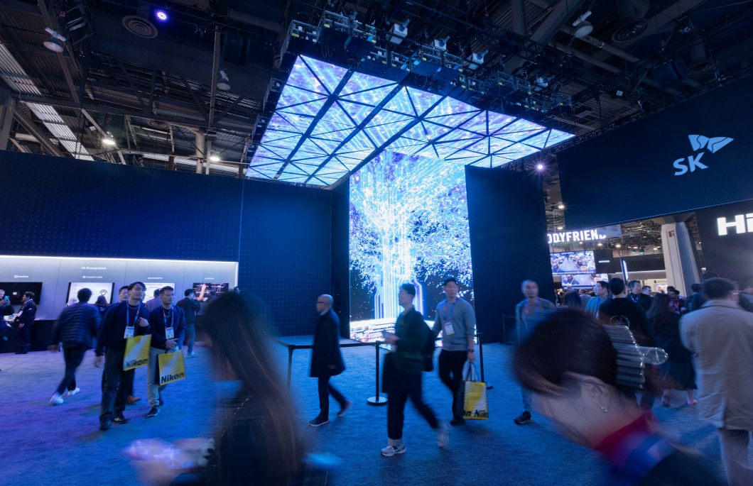 CES 2025 SK그룹 전시관 출구에 전시된 지속 가능한 나무