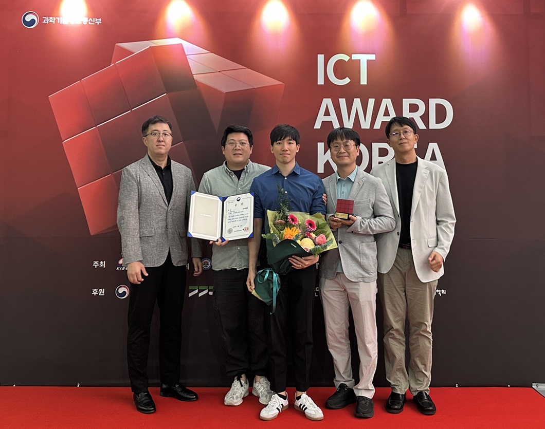 양승지 Vision Lab장(사진 맨 왼쪽) 등 ‘케어비아’에 적용된 AI 기술을 연구하고 실증한 SKT 임직원들이 수상하는 모습