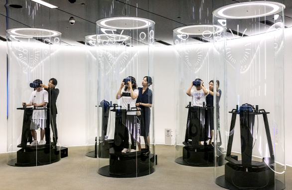 VR기기를 착용하고 시뮬레이터 탑승해 360도 실감형 영상을 체험하는 고객들