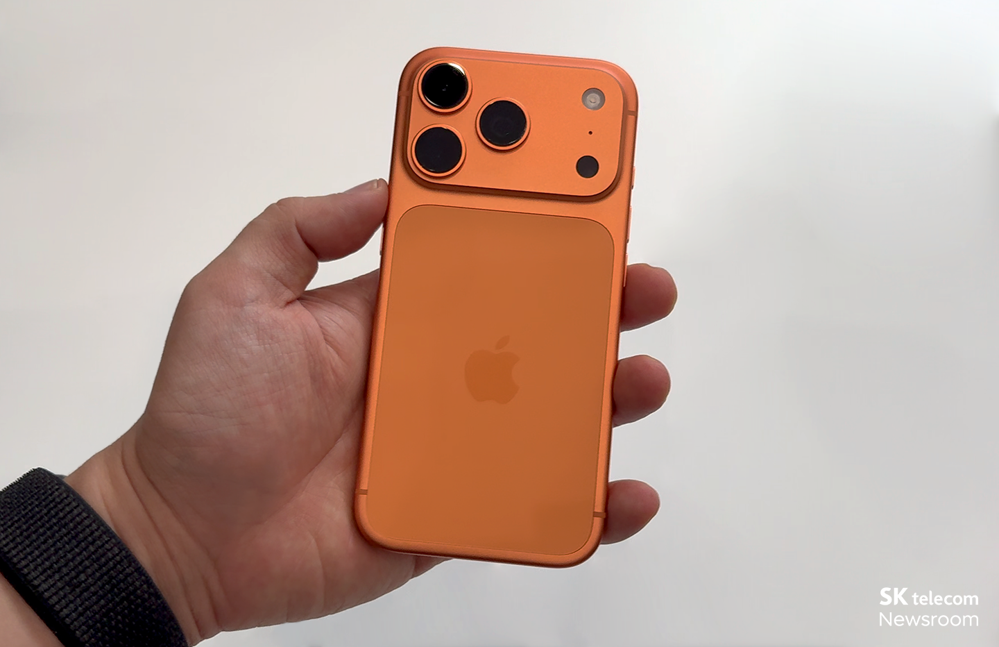 iPhone 17 Pro의 모습 (코스믹 오렌지)