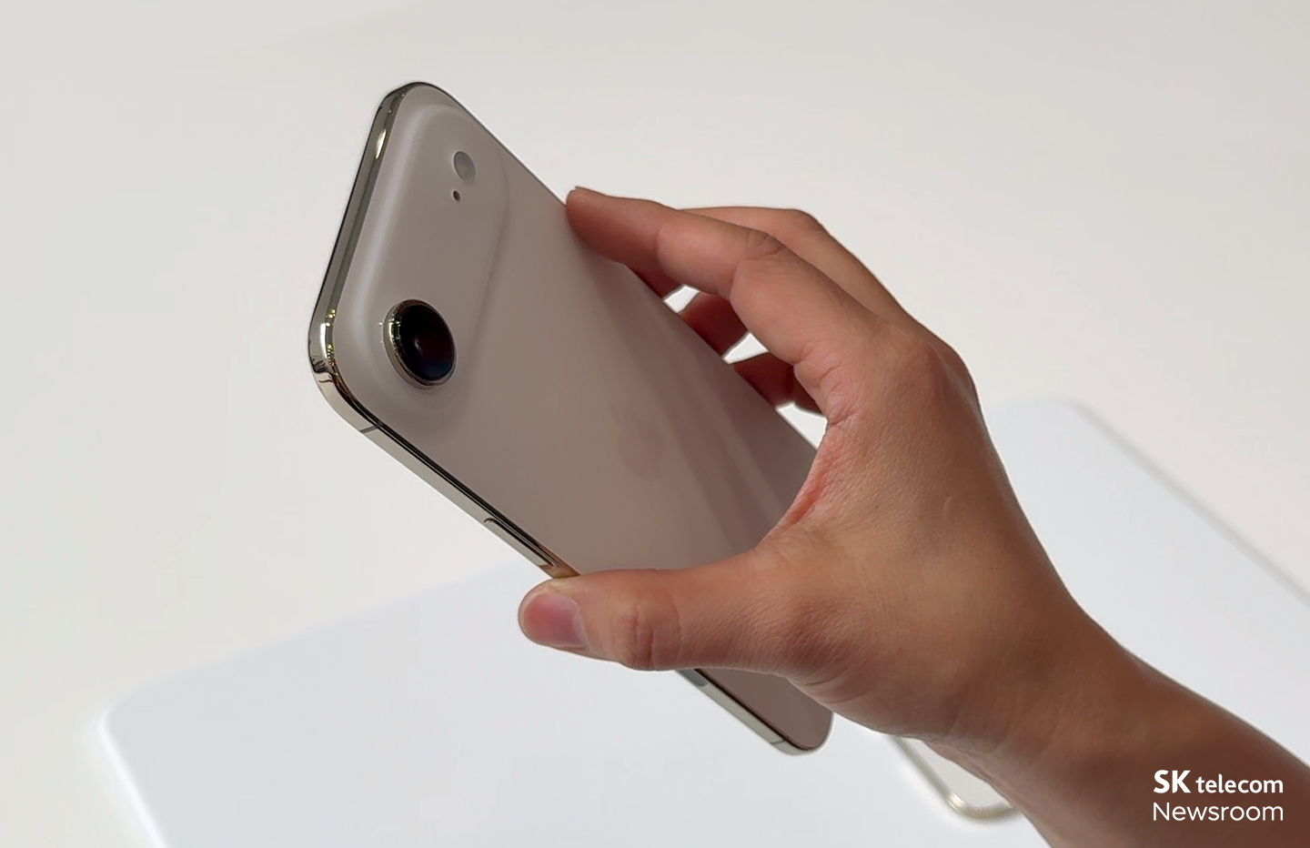 iPhone Air의 모습 (클라우드 화이트)