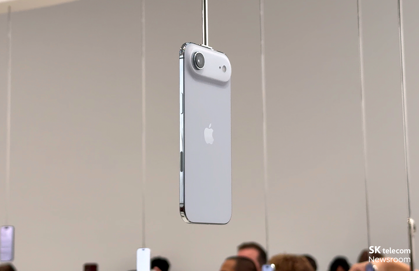 전시 중인 iPhone Air의 모습. iPhone Air는 5.64mm의 얇은 두께로 출시됐다. 