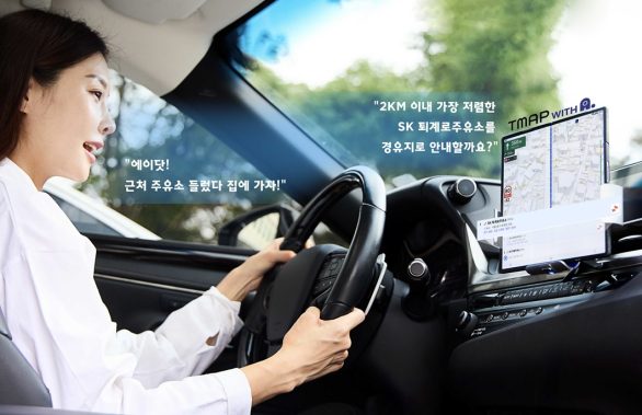 모델이 차량에서 에이닷이 도입된 티맵 앱 버전을 사용하는 모습