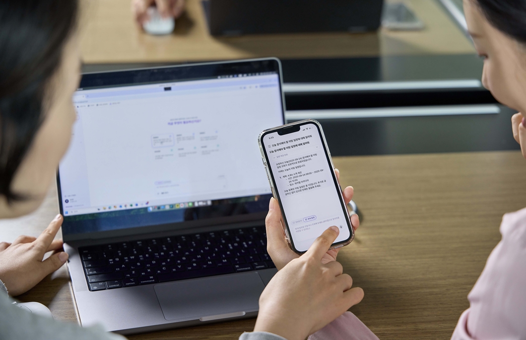 SKT 구성원들이 ‘에이닷 비즈’를 활용해 업무를 진행하고 있다.