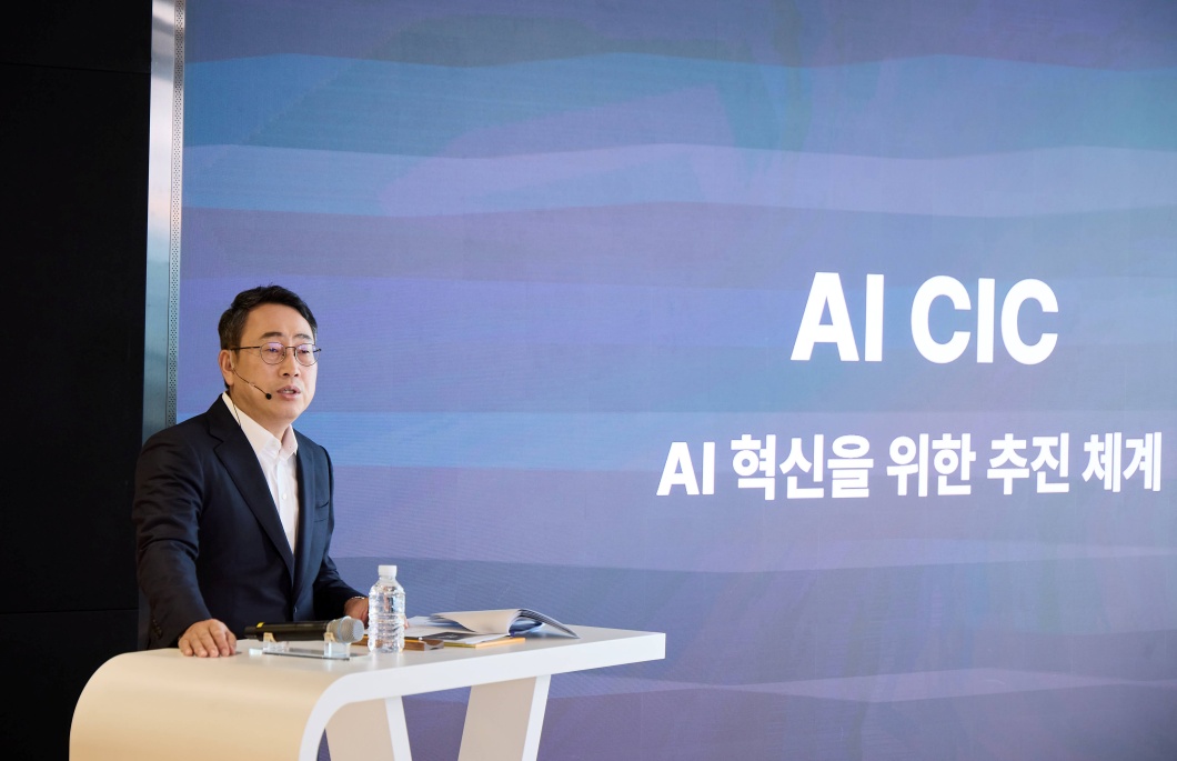 타운홀 미팅에서 발표하는 SK텔레콤 유영상 CEO