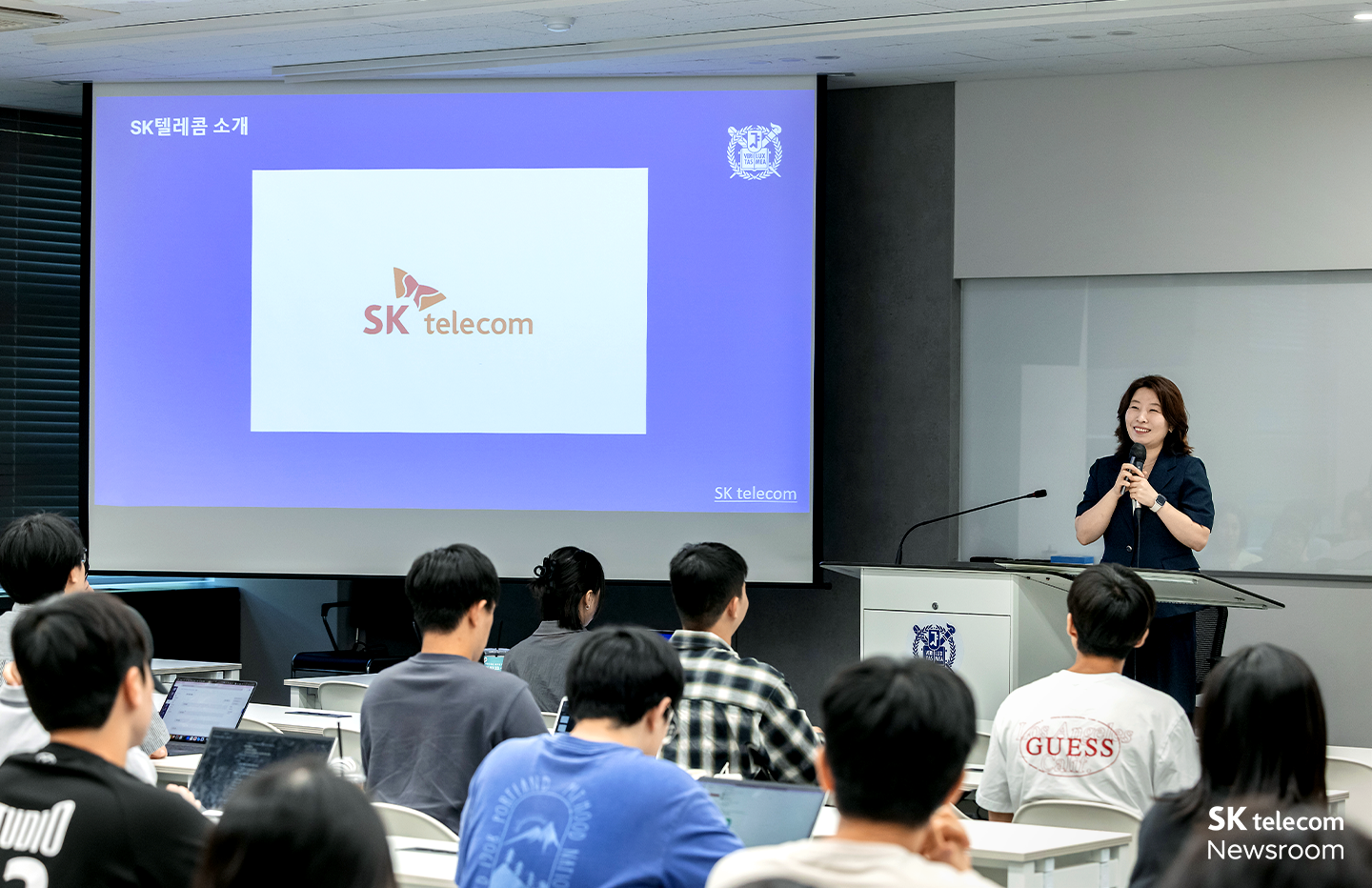 올해 AI 커리큘럼 강좌 첫 날 SKT 역량혁신팀 윤소겸 님에게 강좌 소개를 듣는 수강생들의 모습.