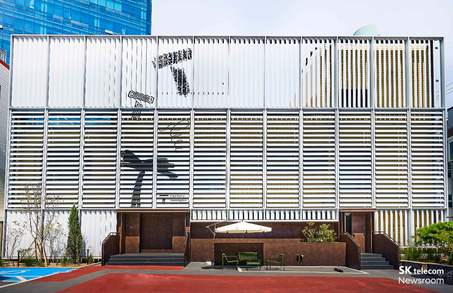 성수동에 문을 연 T Factory 외관