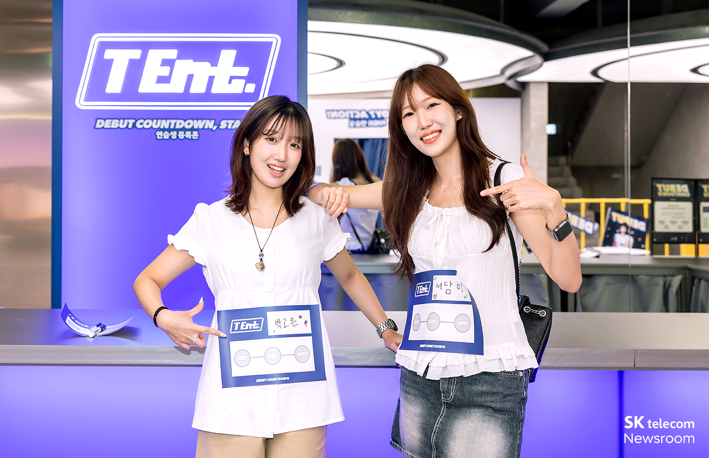 연습생 컨셉으로 이름표를 배부받는 T플루언서들