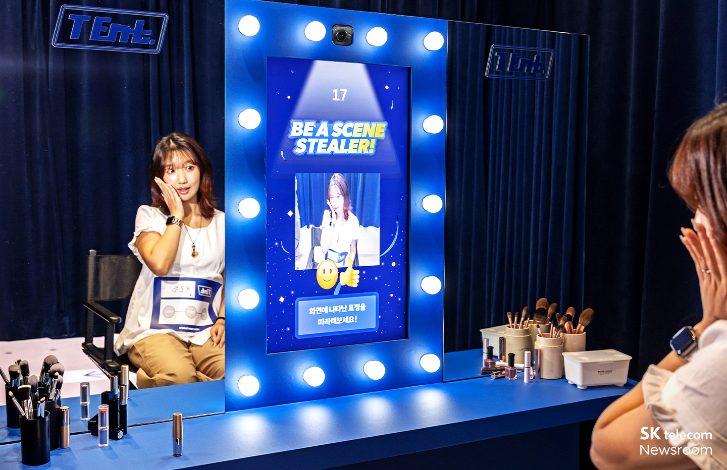 표정 연기를 활용한 이모지 챌린지를 체험하는 모습