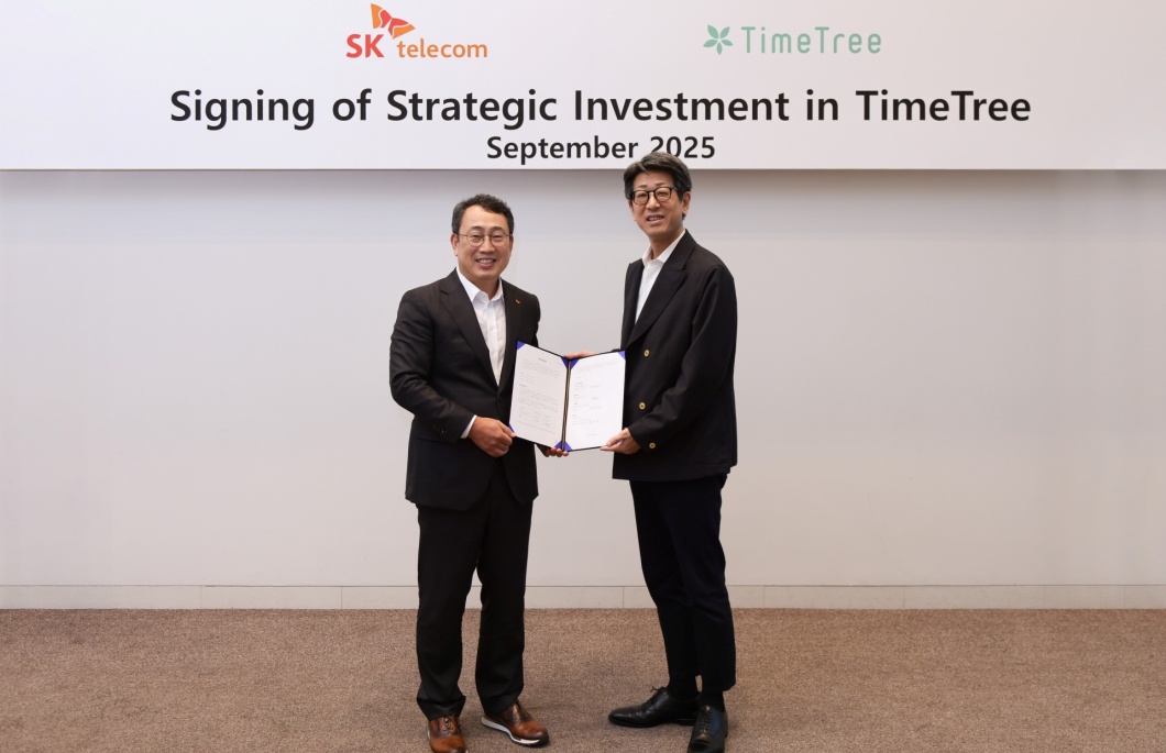투자 계약 및 전략적 파트너십 체결 후 유영상 SK텔레콤 CEO(왼쪽)와 후카가와 야스토 타임트리 박차진 대표이사가 기념촬영을 진행하고 있다