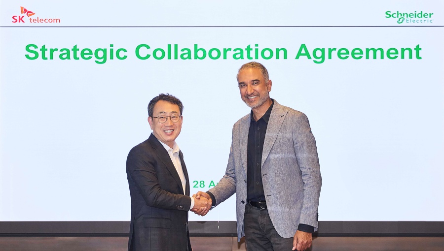 서울 을지로에 위치한 SK T타워에서 진행된 계약 체결 및 협력 확대 MOU 서명식 모습 좌로부터 유영상 SKT CEO 판카즈 샤르마 슈나이더 일렉트릭 시큐어 파워 및 서비스 총괄 사장