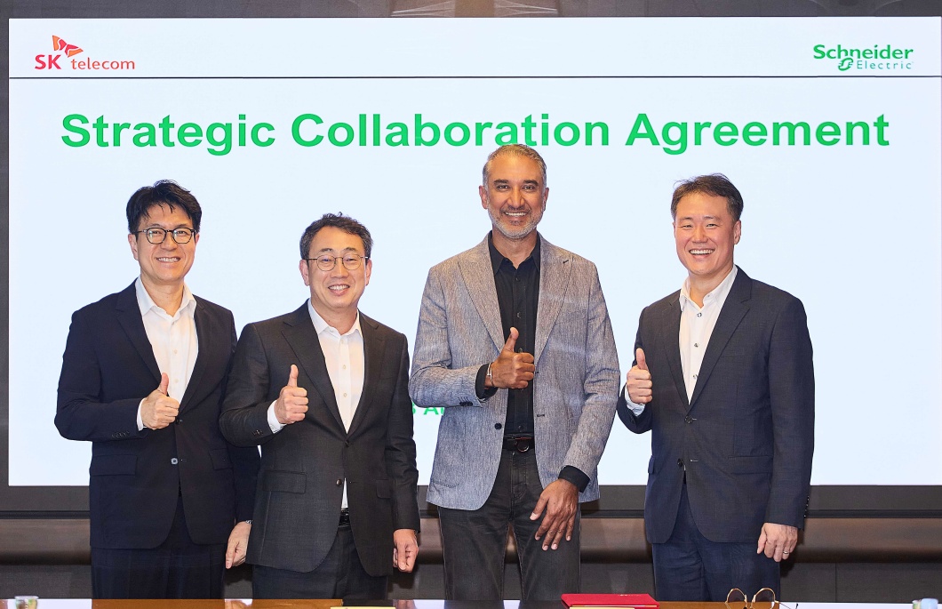 서울 을지로에 위치한 SK T타워에서 진행된 계약 체결 및 협력 확대 MOU 세리모니에서 관련 경영진의 기념촬영 모습 사진 좌로부터 박진효 SKB CEO 유영상 SKT CEO 판카즈 샤르마 슈나이더 일렉트릭 시큐어 파워 및 서비스 총괄 사장 권지웅 슈나이더 일렉트릭 코리아 대표
