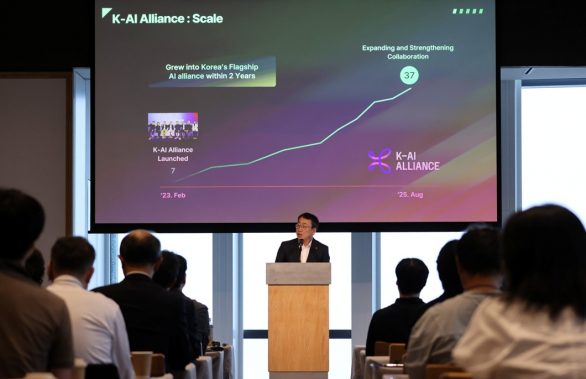 유영상 SK텔레콤 CEO가 K-AI 얼라이언스 글로벌 밋업(K-AI Alliance Global Meetup in Tokyo) 행사의 개회사를 하고 있다.