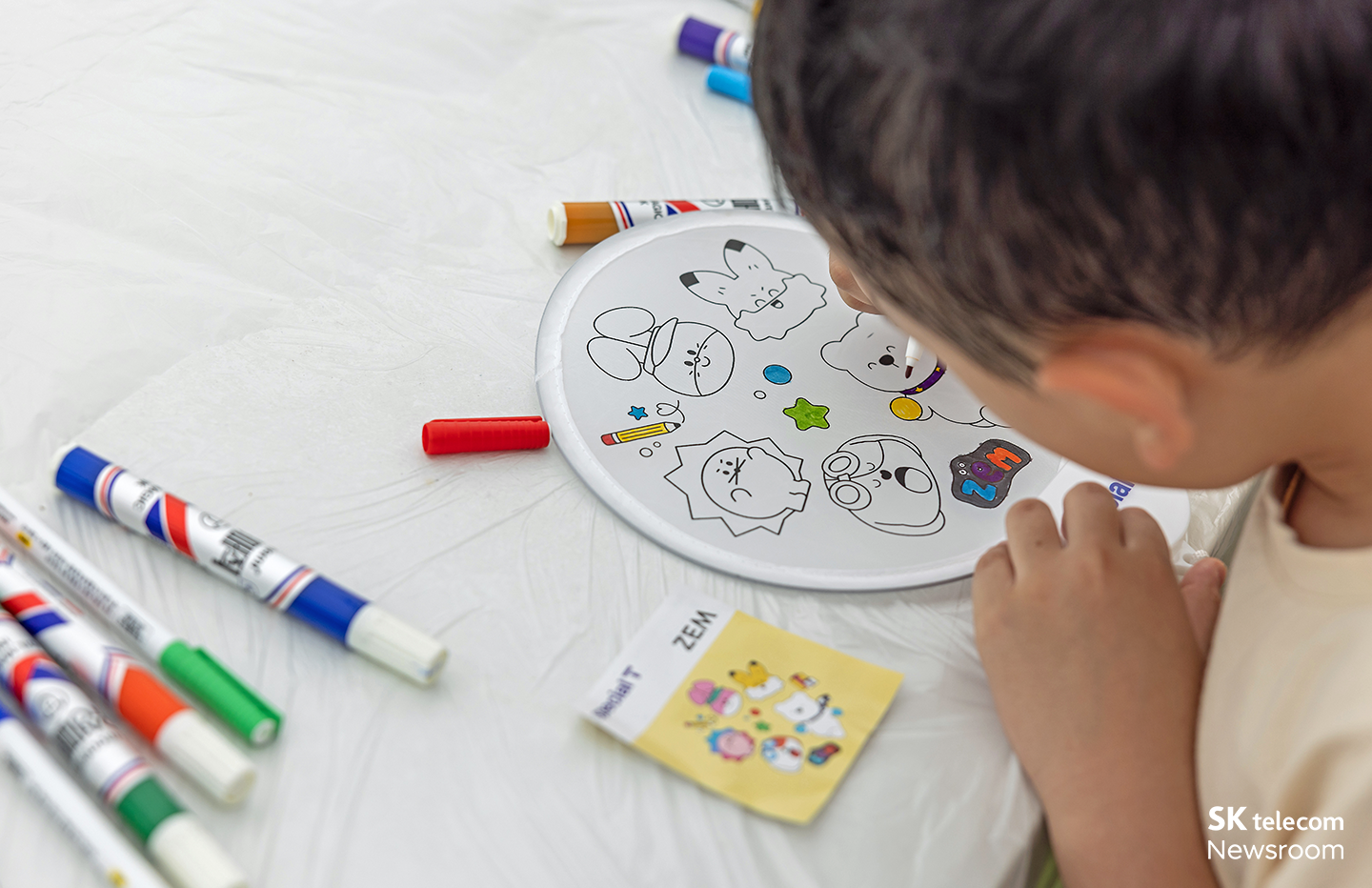 숲캉스 온가족 체험프로그램 중 아이가 부채 꾸미기에 참여하는 모습