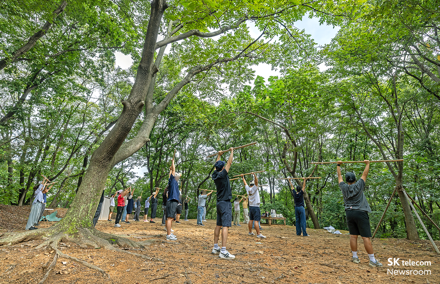 숲캉스 성인 숲산책에서 대나무 체조를 하는 모습