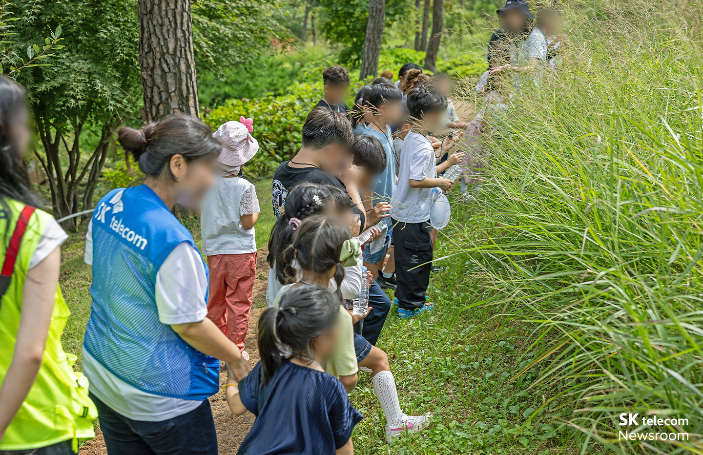 숲캉스 어린이 숲체험에서 어린이들이 숲을 관찰하고 있다
