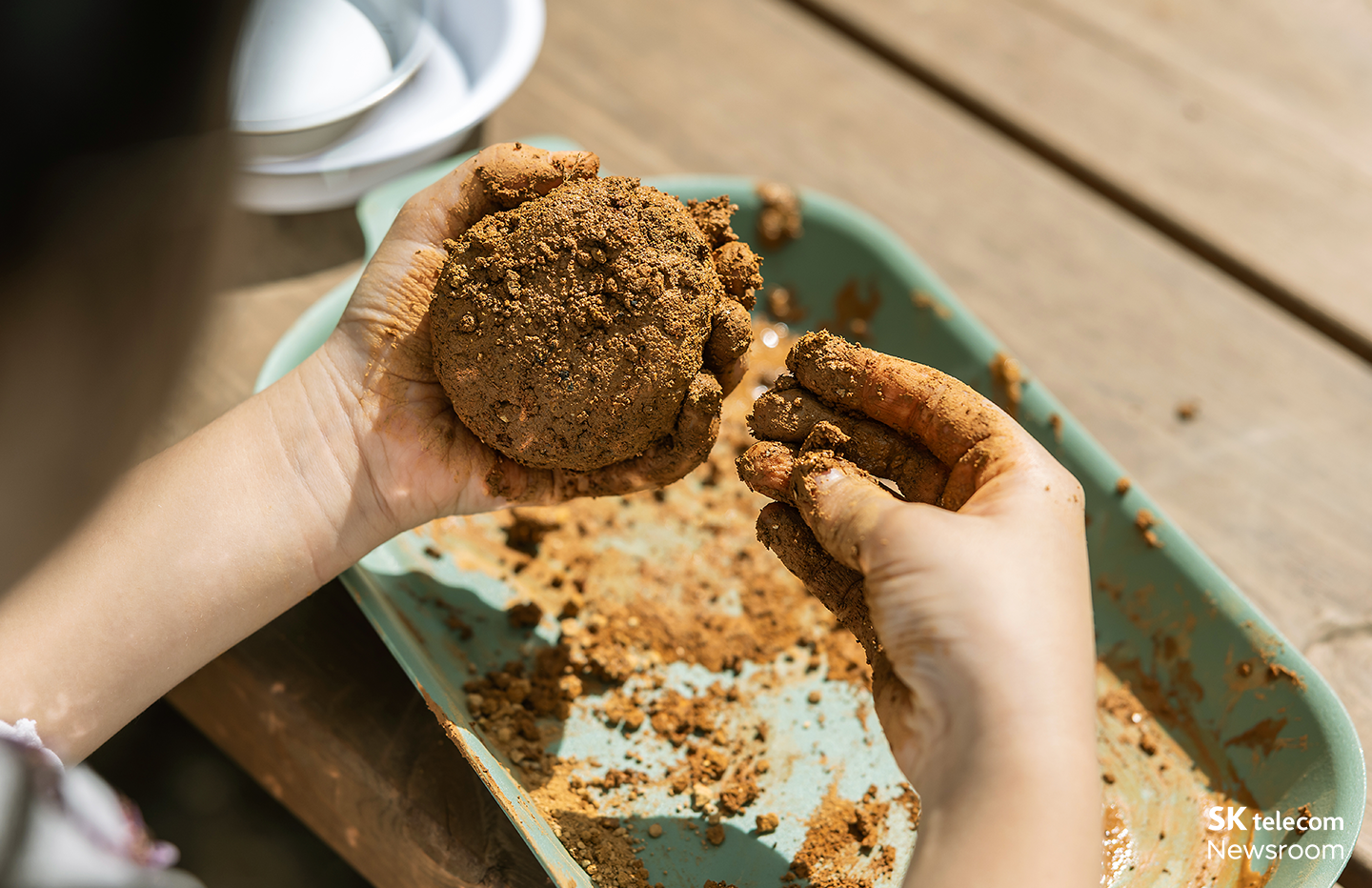 어린이가 흙을 만지며 씨앗공을 만드는 모습