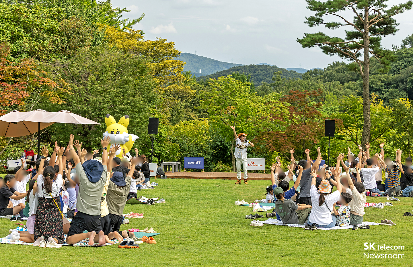 SKT 숲캉스 가족 레크레이션에 참여하는 고객들 모습