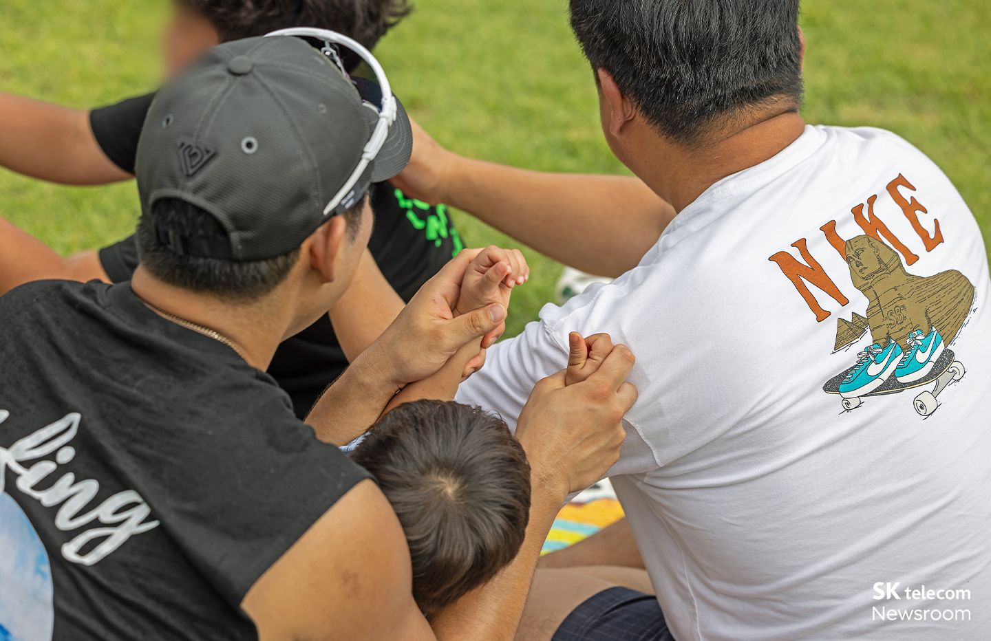 SKT 숲캉스 가족 레크레이션에 참여하는 고객들 모습