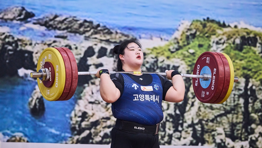 SK텔레콤은 자사가 후원하는 아마추어 스포츠 선수들이 제 106회 전국체육대회에서 값진 성과를 올렸다고 밝혔다. 이번 대회에서 3관왕에 오른 역도 박혜정 선수가 바벨을 들어올리는 모습