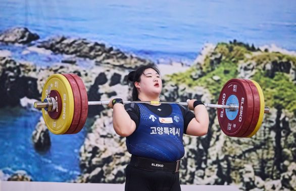 SK텔레콤은 자사가 후원하는 아마추어 스포츠 선수들이 제 106회 전국체육대회에서 값진 성과를 올렸다고 밝혔다. 이번 대회에서 3관왕에 오른 역도 박혜정 선수가 바벨을 들어올리는 모습