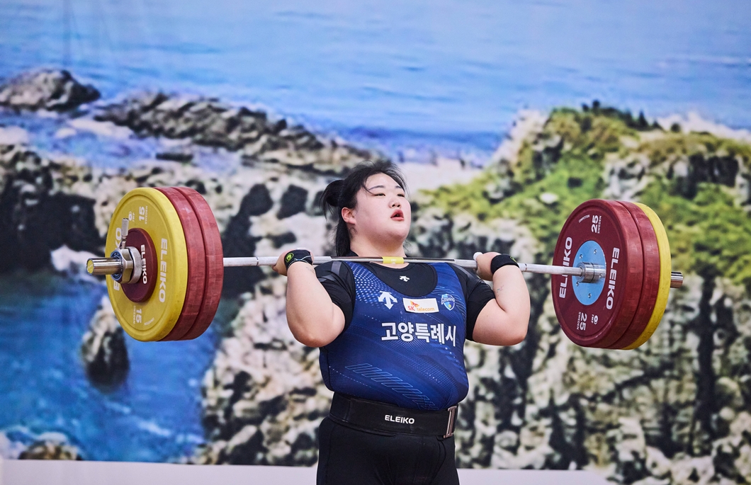 SK텔레콤은 자사가 후원하는 아마추어 스포츠 선수들이 제 106회 전국체육대회에서 값진 성과를 올렸다고 밝혔다. 이번 대회에서 3관왕에 오른 역도 박혜정 선수가 바벨을 들어올리는 모습