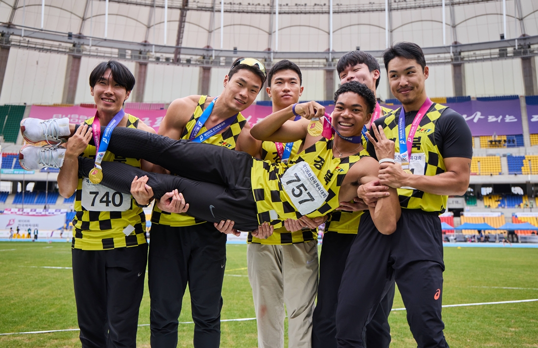 SK텔레콤은 자사가 후원하는 아마추어 스포츠 선수들이 제 106회 전국체육대회에서 값진 성과를 올렸다고 밝혔다. 400m 계주 우승 후 기뻐하는 나마디 조엘진 선수와 팀원들