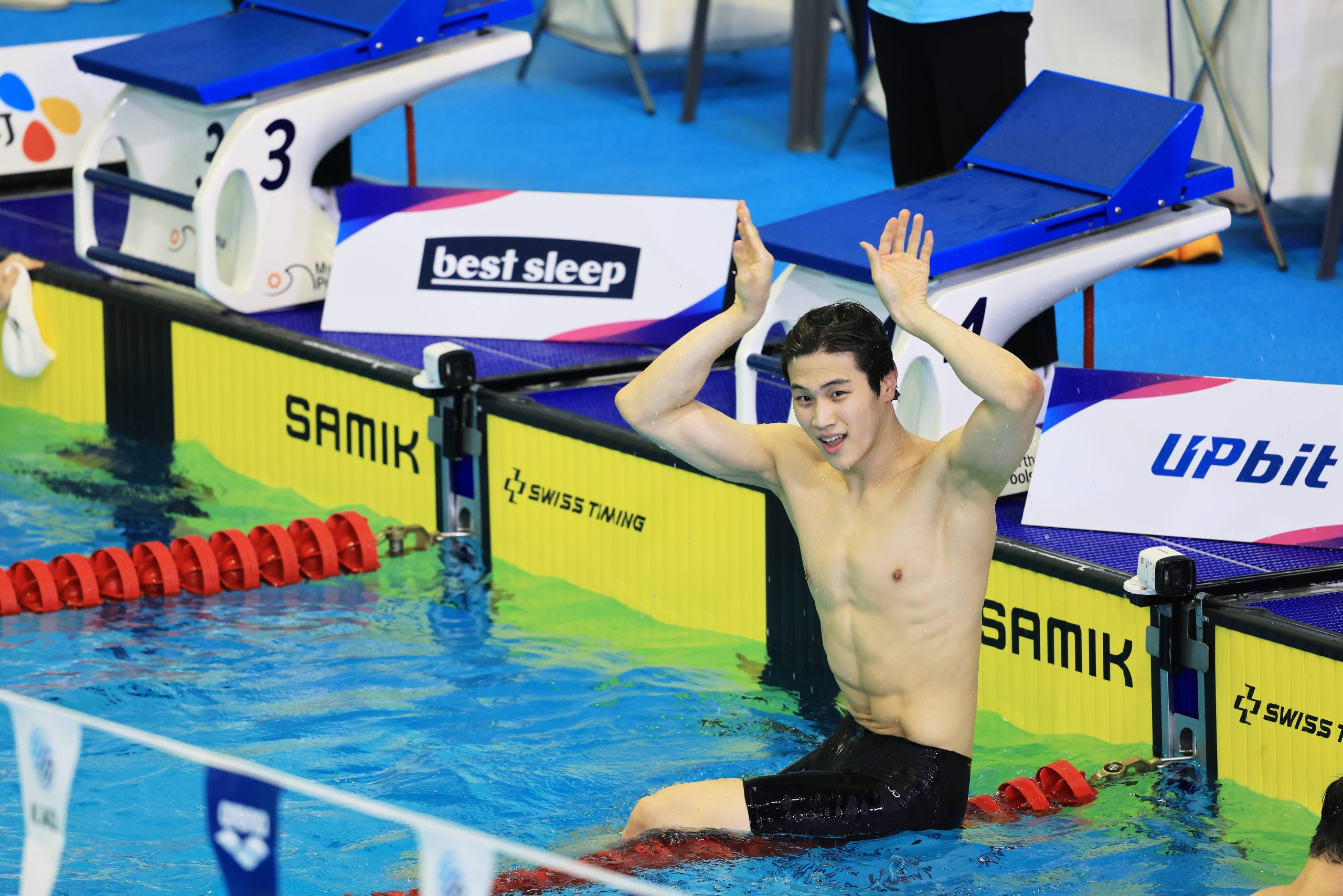 SK텔레콤은 자사가 후원하는 아마추어 스포츠 선수들이 제 106회 전국체육대회에서 값진 성과를 올렸다고 밝혔다. 대회 5관왕을 차지한 수영 노민규 선수가 환호하는 모습