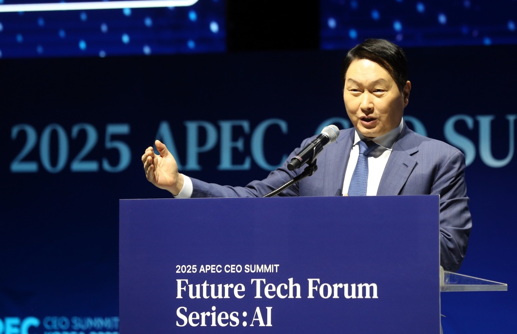 최태원 SK그룹 회장이 28일 경북 경주시 경주엑스포대공원 문무홀에서 열린 퓨처테크포럼 AI에서 AI 생태계 구축을 주제로 환영사를 하고 있다