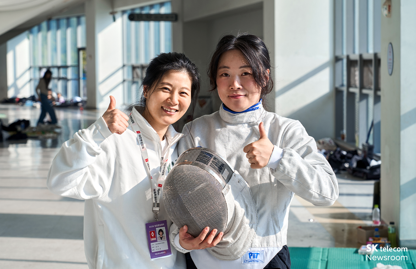 사브르 여자 일반부 참가자 장민지 님(오른쪽)과 경남펜싱아카데미 이규영 코치(왼쪽). 
