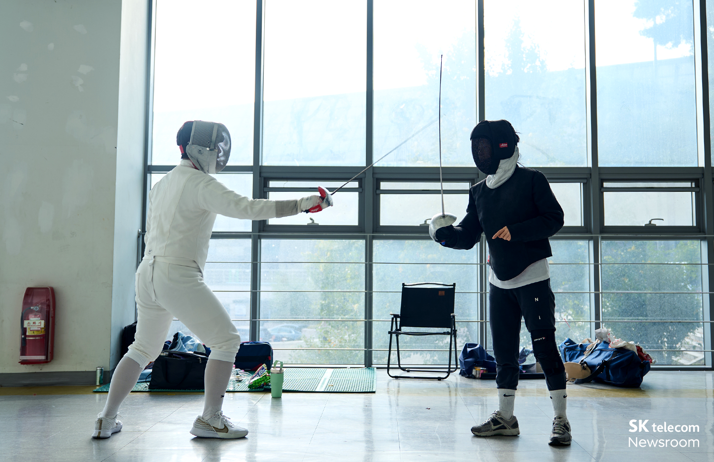 아시안게임 금메달리스트 이규영 코치가 선수들과 훈련하고 있다.