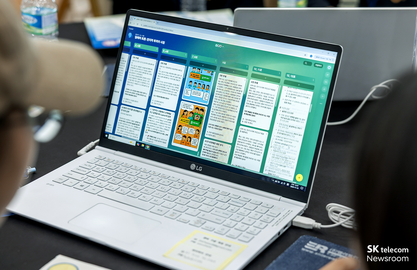 노트북으로 딜레마 토론 주제를 확인하는 학생들의 모습