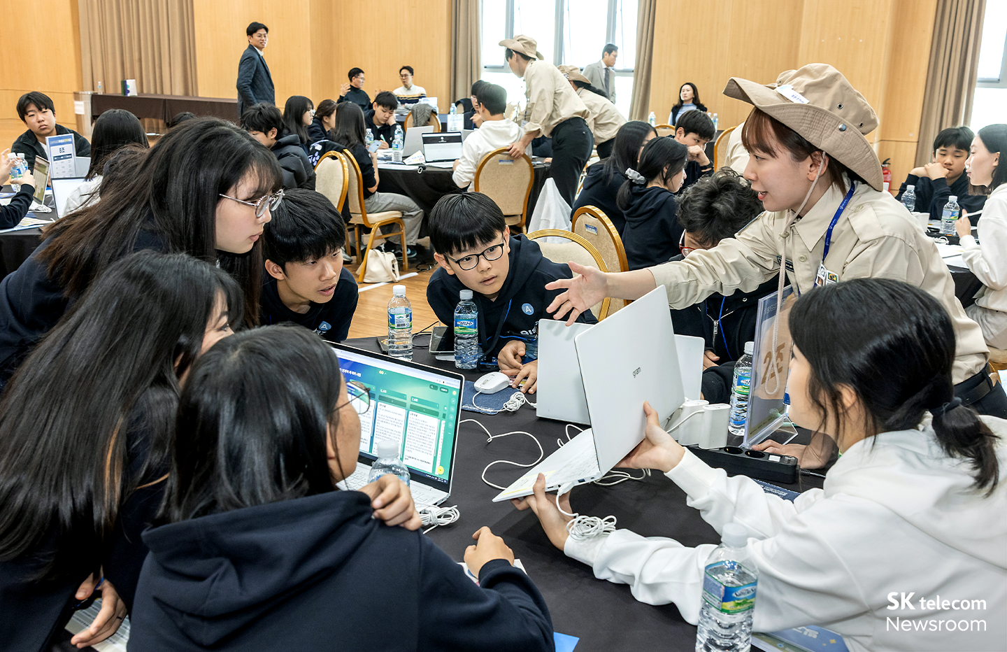 딜레마 토론 활동을 하는 학생들의 모습