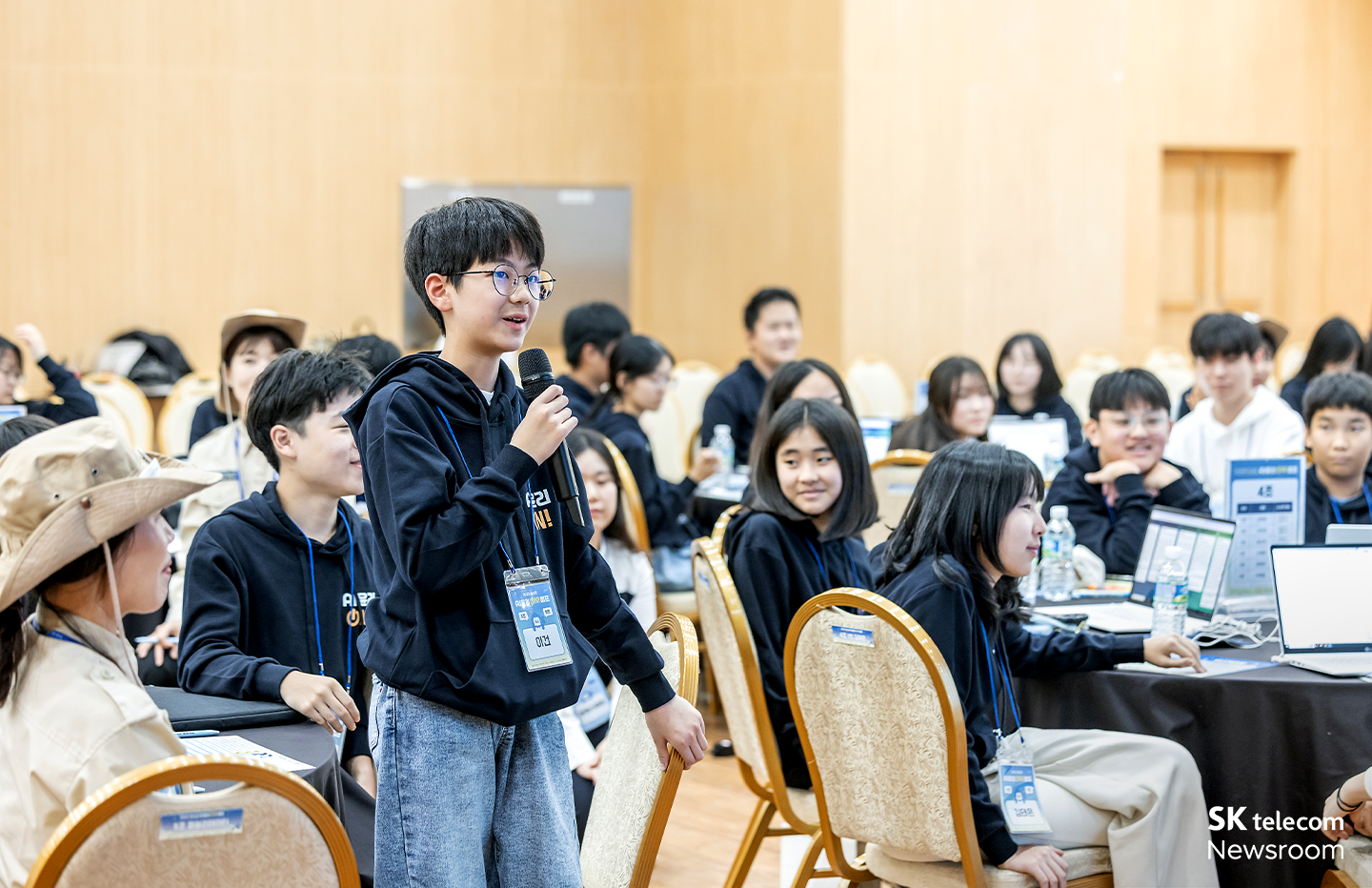 조별 결과 발표를 하는 학생의 모습