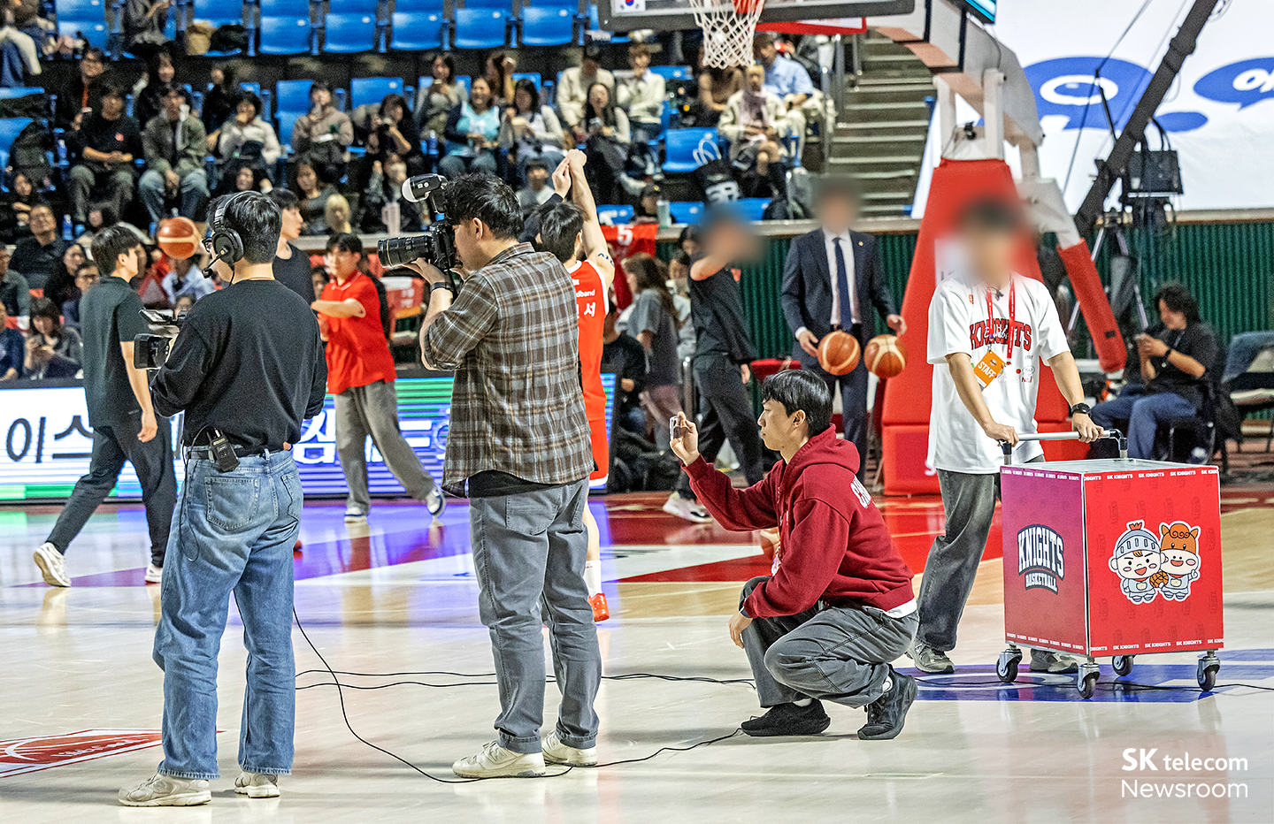 경기 중 코트에서 진행되는 관중 참여 이벤트를 지원 중인 SK나이츠 챌린저의 모습