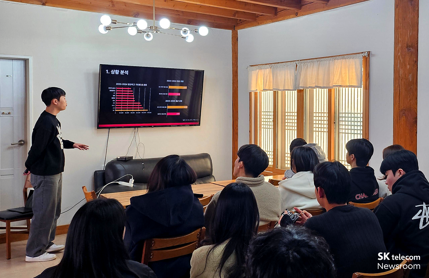 활동 방향을 공유하며 회의를 진행 중인 SK나이츠 챌린저들