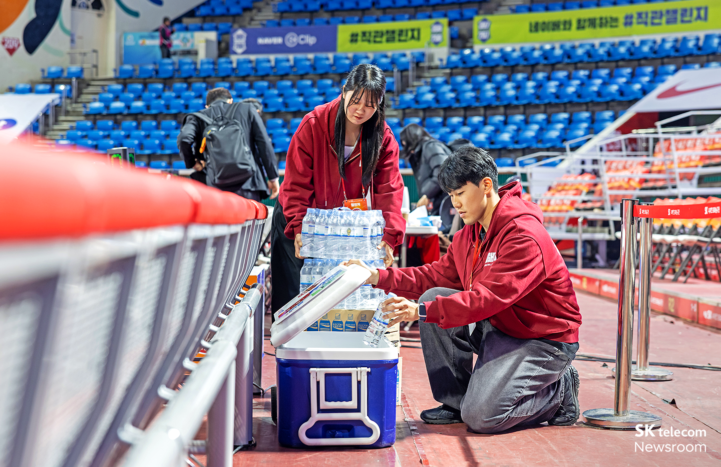 선수 및 운영진을 위한 음료를 정리하는 SK나이츠 챌린저들