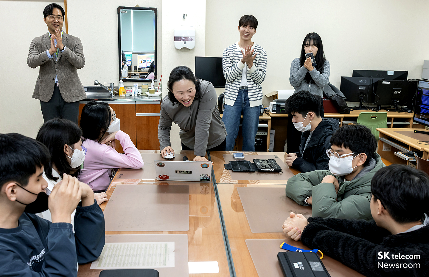 학생들이 서로 작곡한 곡을 함께 들어보고 있다