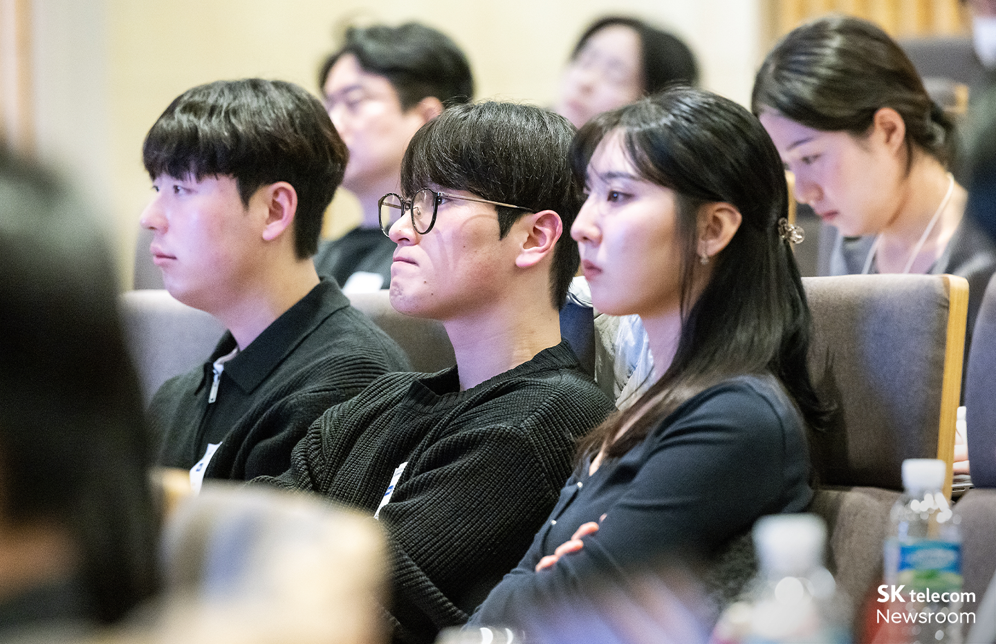 우수 연구 발표를 경청하는 참가자들의 모습