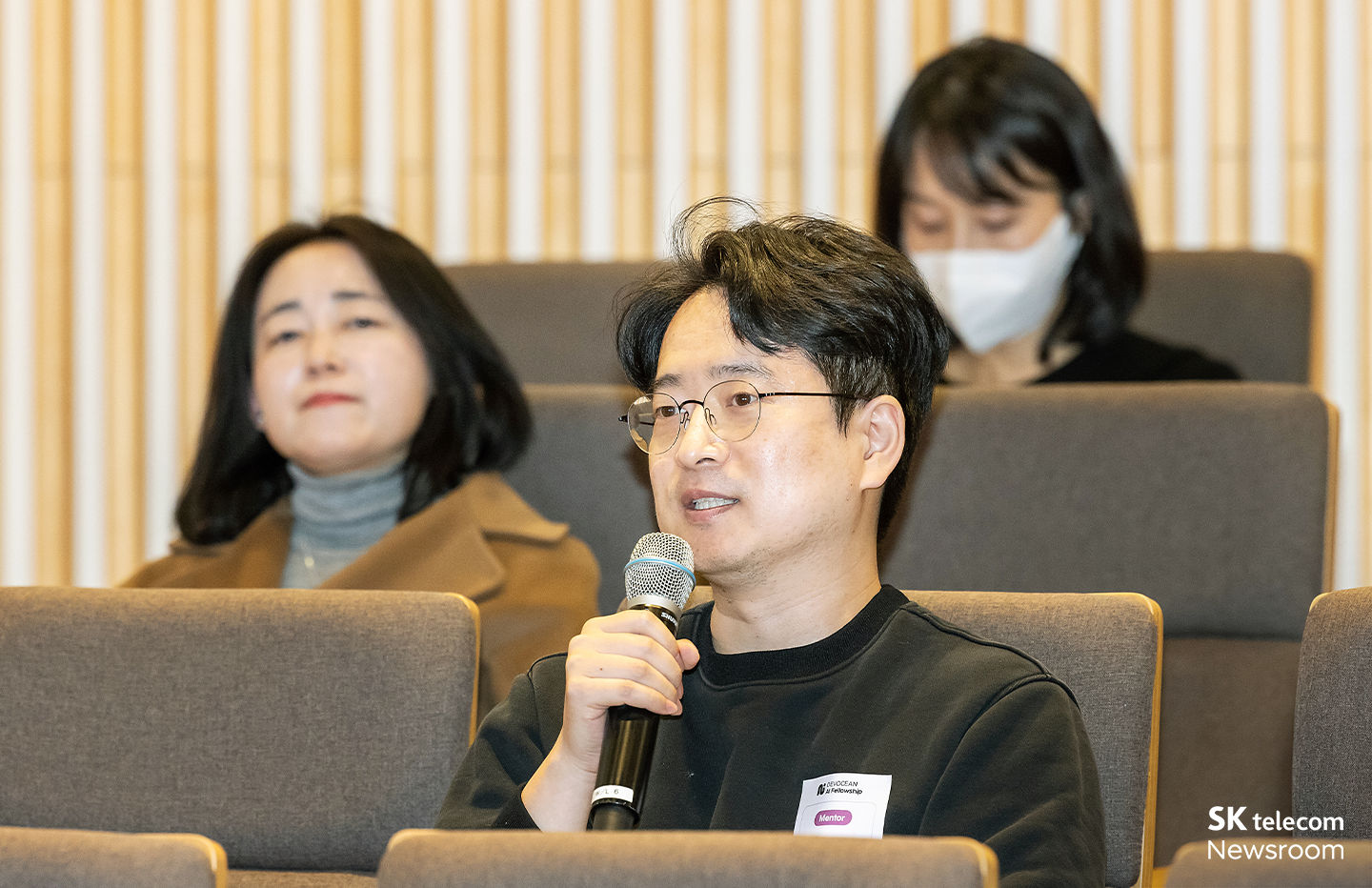 연구 발표 후 코멘트를 전달하는 멘토의 발언 장면