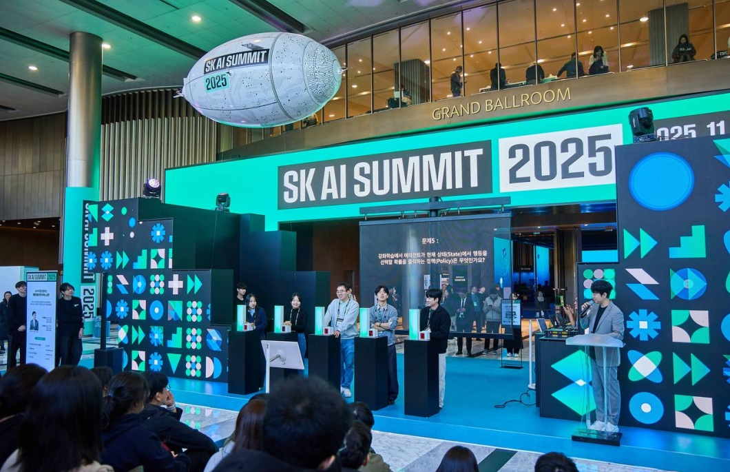 3일 서울 강남구 코엑스 SK AI Summit 서밋 2025에서 과학유튜버 궤도의 사회로 AI를 주제로 한 이벤트에 참석자들이 참여하고 있다