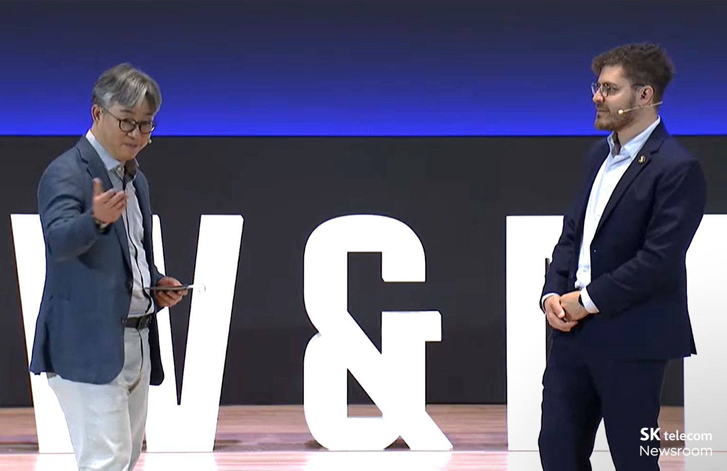 정석근 SKT AI CIC장이 벤자민 맨의 주제 발표 이후 Q&A를 진행하고 있다.